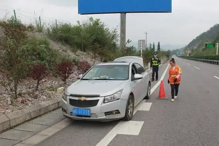 忻州环城高速|山东高速救援拖车|轮胎刮爆了